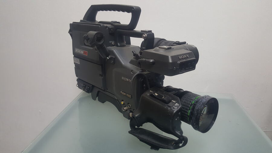 Sony Betacam SP shoulder camera with Hyper HAD sensor and zoom lens